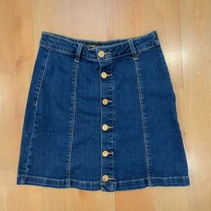 Denim mini skirt w/ gold buttons sz 6